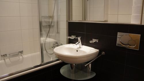 ヴェンゲンにあるChalet Brunner 3のバスルーム(白いシンク、シャワー付)
