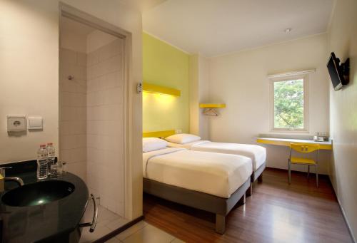 Postel nebo postele na pokoji v ubytování Ibis Budget Jakarta Cikini