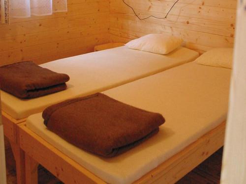 Postelja oz. postelje v sobi nastanitve Victoria Cottage Camping Dole