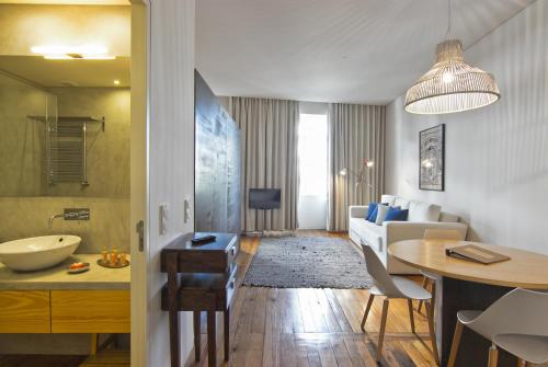 a living room with a table and a dining room at Casas do Rivoli in Porto