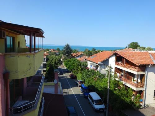 a view of a street in a town with houses at Hris in Chernomorets