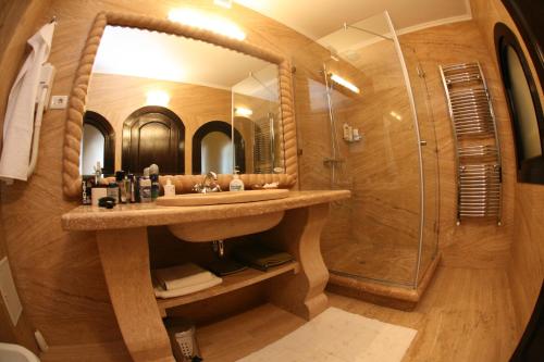 La salle de bains est pourvue d'un lavabo et d'une douche. dans l'établissement Casa Bata, à Bata