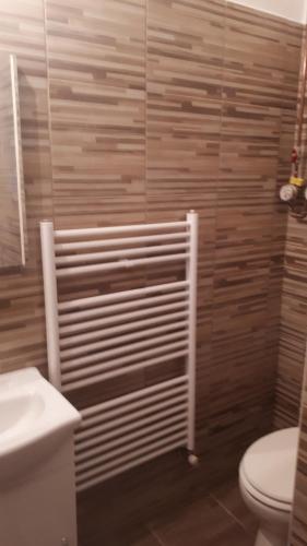 Bilik mandi di Ó-Újlak Apartman