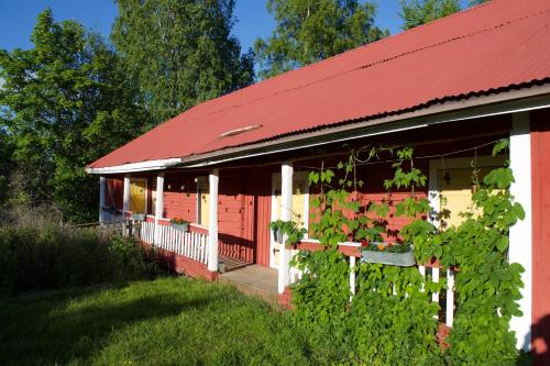 MoksinkyläにあるSurkeenjärvi Traditional Aittaの赤屋根の白赤建物