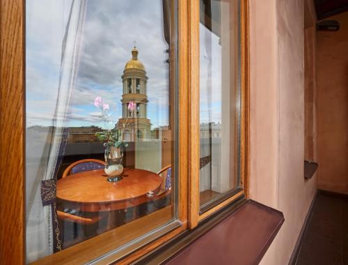 ein Fenster mit einem Tisch und ein Gebäude im Hintergrund in der Unterkunft Dostoevsky Hotel in Sankt Petersburg