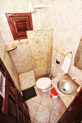 a bathroom with a sink and a toilet at Mar à vista in Canoa Quebrada