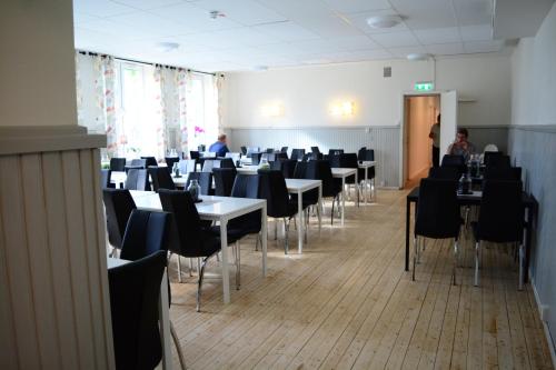 - une salle remplie de tables et de chaises avec des personnes dans l'établissement Alkoven Logi, à Ullared