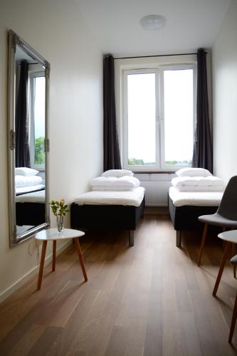a room with four beds and a mirror at Alkoven Logi in Ullared