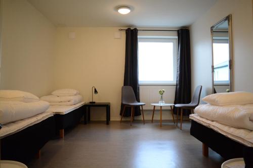 a room with two beds and a window at Alkoven Logi in Ullared