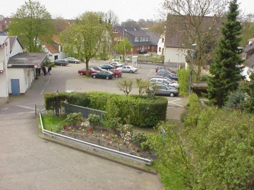 Blick auf einen Parkplatz mit geparkten Autos in der Unterkunft Hotel Tivoli in Osterholz-Scharmbeck