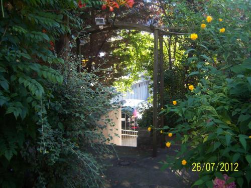 Ein Garten an der Unterkunft Chambres d'hôtes Andrea
