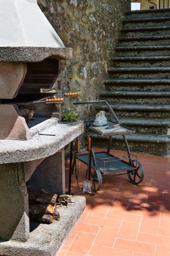 a table sitting next to a set of stairs at Casa Vacanze Villa il Castellaccio in Lucolena in Chianti