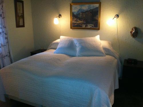 Ein Bett oder Betten in einem Zimmer der Unterkunft Mattisgården Bed & Breakfast