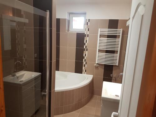 Koupelna v ubytování Dzsigoló Apartment