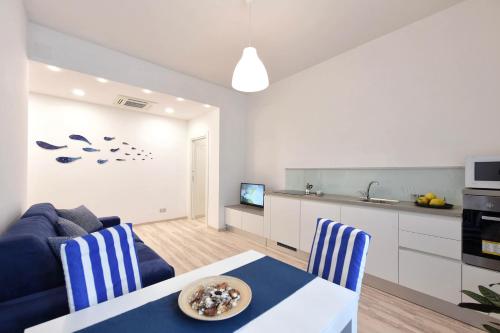- un salon avec un canapé bleu et une table dans l'établissement CDA Apartament, à Minori