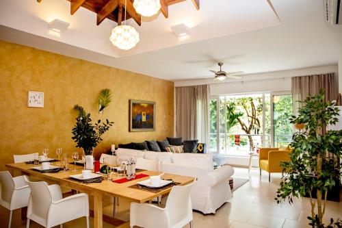 Ein Sitzbereich in der Unterkunft Instyle Residences at Infiniti Blu