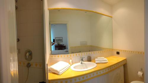 ジェノヴァにあるCasa del Golfo Paradisoのバスルーム(洗面台、鏡付)