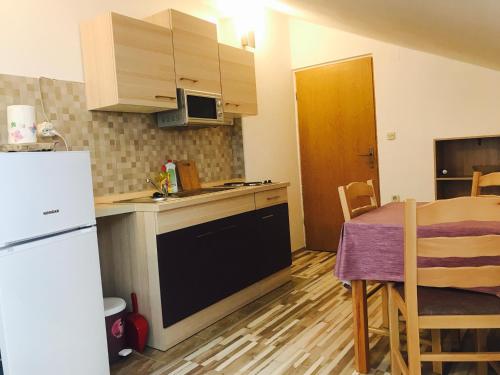 Kuchyň nebo kuchyňský kout v ubytování Apartmani Bruna