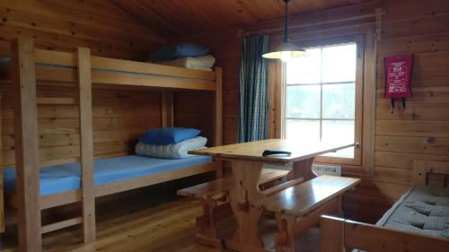 a bedroom with bunk beds in a log cabin at Vetsituvat in Utsjoki