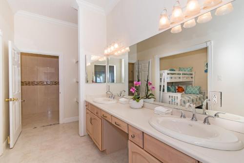 A bathroom at Sprat Bay Luxury Villa