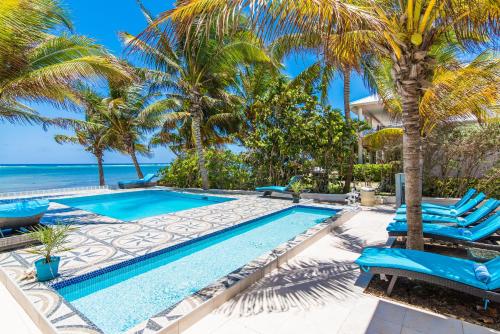 Бассейн в Sprat Bay Luxury Villa или поблизости