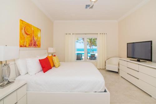 Телевизор и/или развлекательный центр в Sprat Bay Luxury Villa