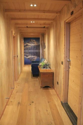 a hallway with a couch and a painting on the wall at Albergo Chalet Lago Antorno in Misurina