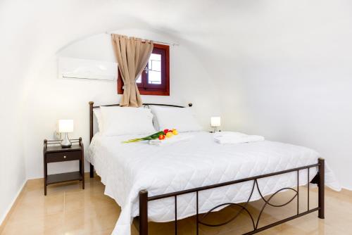 Una cama o camas en una habitación de Aspalathos Suites