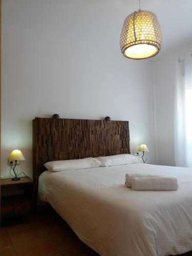 コティージョにあるApartamento Hibiscoのベッドルーム(大きな白いベッド、大きなヘッドボード付)