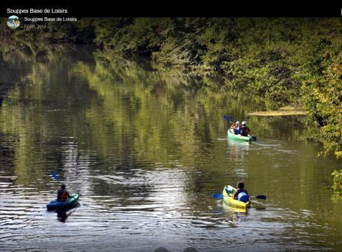 a group of people in kayaks on a lake at Auberge de La Vielle Halle in Souppes-sur-Loing