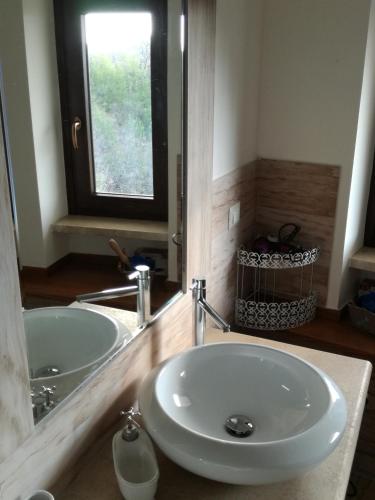 a bathroom with two sinks and a large mirror at Cominium Benessere in Alvito