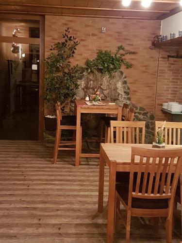 Ein Restaurant oder anderes Speiselokal in der Unterkunft Claudias Wohlfühlpension 