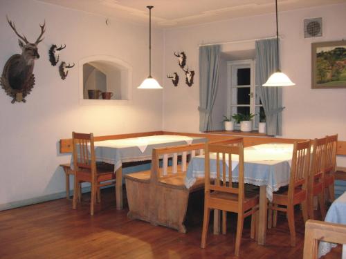 uma sala de jantar com mesa e cadeiras em Wild-Berghof Buchet em Bernried