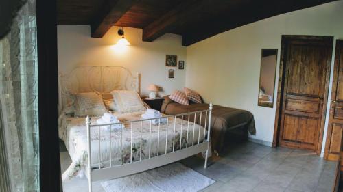 Monte PorzioにあるAgriturismo Regina di fioriのベッドルーム(ベッド1台、ソファ付)