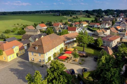 eine Luftansicht einer Kleinstadt mit Häusern in der Unterkunft Gasthof Zum Hirsch in Drehna