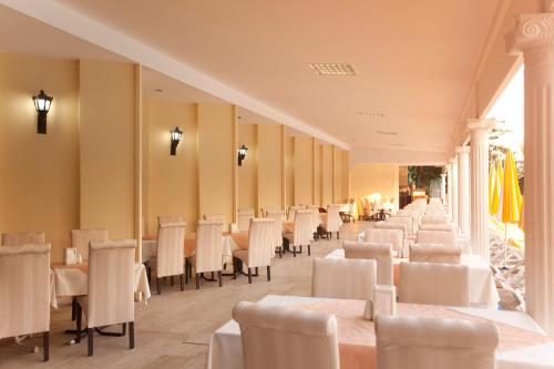 Restoranas ar kita vieta pavalgyti apgyvendinimo įstaigoje Monte Carlo Hotel