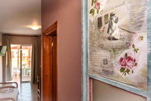 obraz wiszący na ścianie w pokoju w obiekcie Irinoula Dreams w mieście Kolimvari