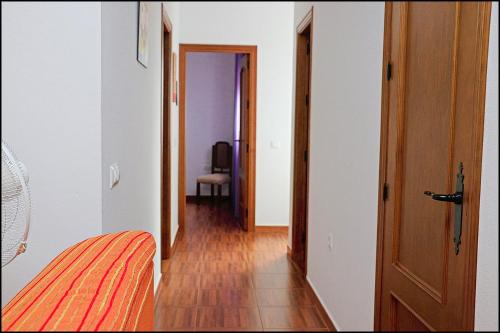 un corridoio con porta che conduce a una camera di Apartamento Loyola a Conil de la Frontera