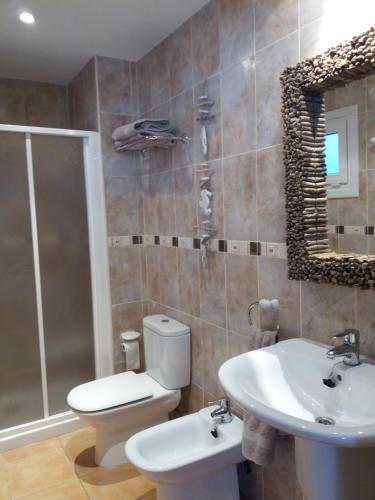 コティージョにあるApartamento Hibiscoのバスルーム(トイレ、洗面台、シャワー付)