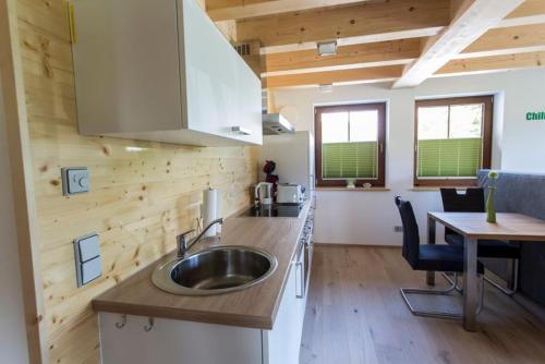 Η κουζίνα ή μικρή κουζίνα στο Ferienhaus Albzeit