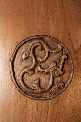 a metal snake on a wooden floor at la Palisse in Peaugres