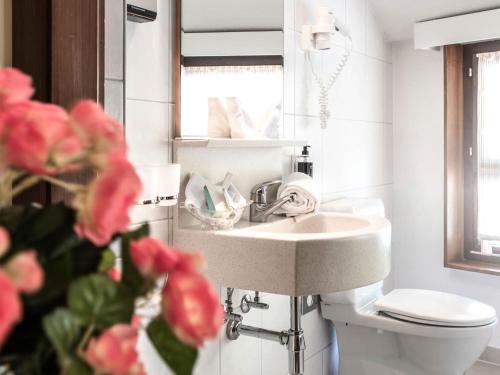 Ванная комната в Hotel Restaurant La Porte d'Octodure