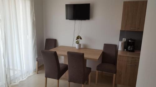 Televízia a/alebo spoločenská miestnosť v ubytovaní Apartman Lika