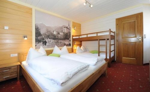 Una cama o camas en una habitación de Appartements Auernigg