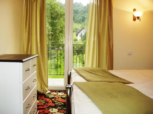 um quarto com uma cama e uma janela com vista em Villa Hasaba em Krościenko