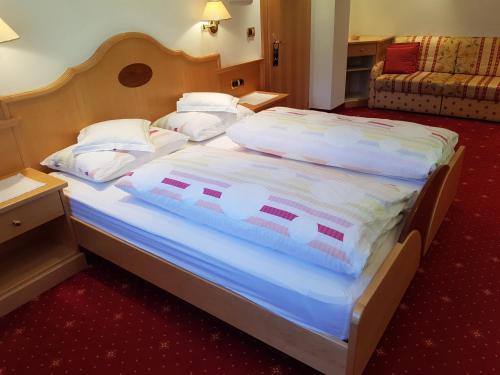a large bed in a hotel room at Garni Rubens B&B in Selva di Val Gardena