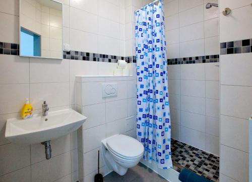 ein Bad mit einem WC und einem Waschbecken in der Unterkunft Appartements Katharina in Bremerhaven