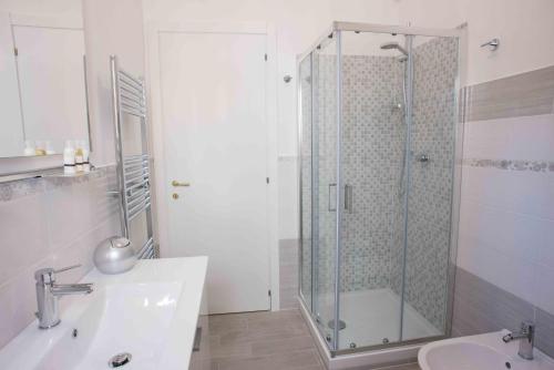 een badkamer met een douche en een wastafel bij Le 3B - Finalpia in Finale Ligure
