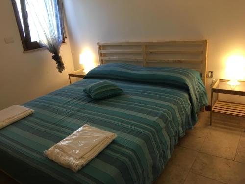 アルカモ・マリーナにあるMG Apartmentのベッドルーム1室(ベッド1台、緑の掛け布団付)