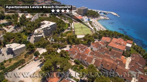 波茲塔納的住宿－Apartments Lavica Beach Dumičić，享有海滩和大海的顶部景色